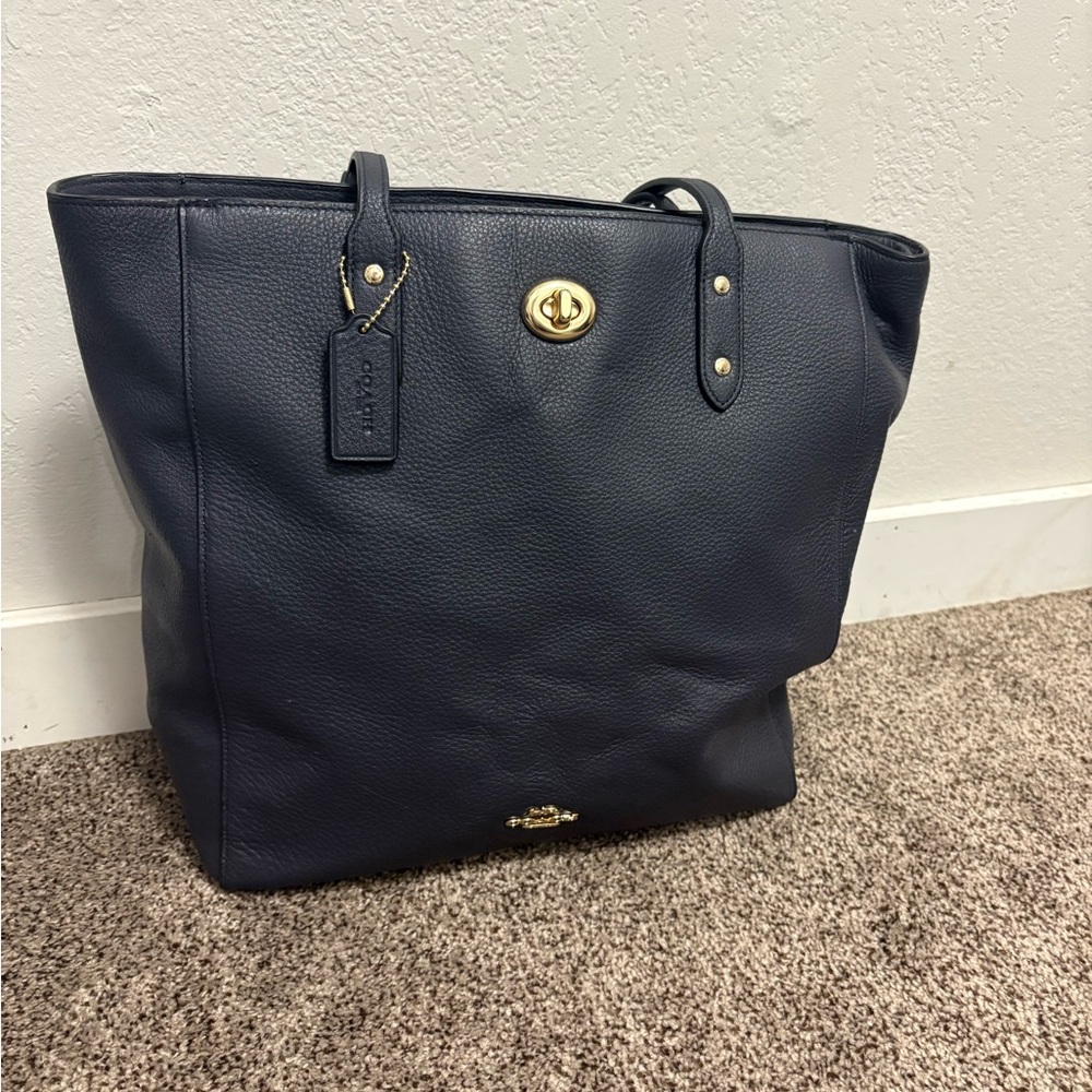 Coach town tote in Midnight Navy Pebble